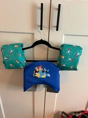SwimWays Bluey Swim Trainer Life Vest Jacket Puddle Jumper Child 33-55 lbs Pool